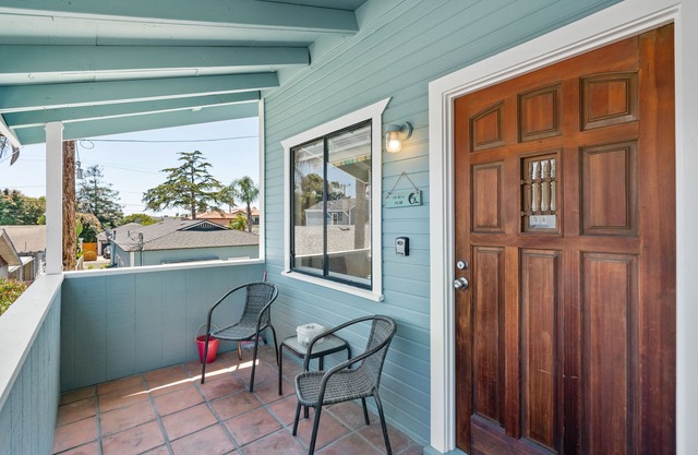 WALK TO THE BEACH- CUTE 2 BEDROOM CONDO