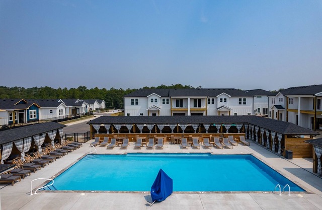 Walk to the beach, Dogs ok! Huge SW community Pool -Close to all!