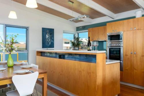 Walk to the beach - Family friendly - Wifi - The Tall House