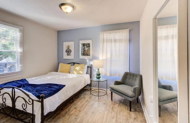 Walk to the Best of Midtown Charming Cottage