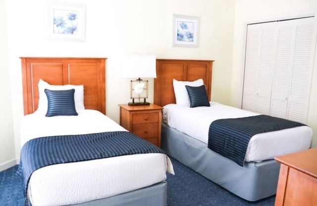 WALK TO THE BEACH! 3 Bedroom Cottage at Port O' Call in HHI'S LUXURY RESORT