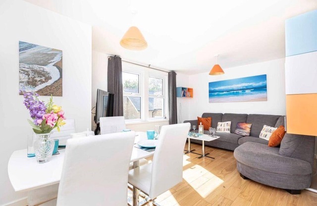 WALK TO TOWN CENTRE and SANDY BEACHES with USE OF BEACH HUT -FM6114