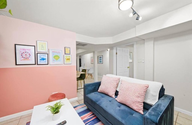 Walk to Train l Near attractions and ORD l Free Parking l Patio