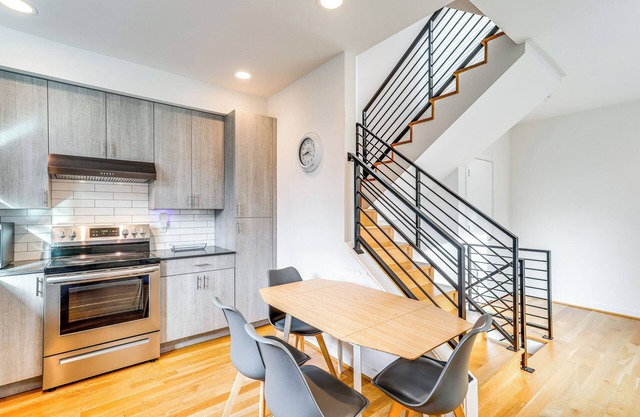 Walk to UW: Townhome w/Rooftop Patio!