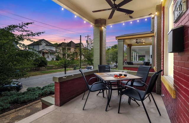 Walk & Wander - Choo Choo, Eats, Southside Fun - Sleeps 12