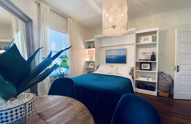 WALKABLE/BEAUTIFUL Historic Bungalow in Heart of Plaza Midwood 3 mi. from UPTOWN