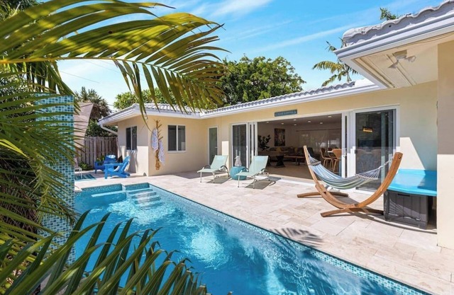 Walking distance to the beach 3Br house with pool