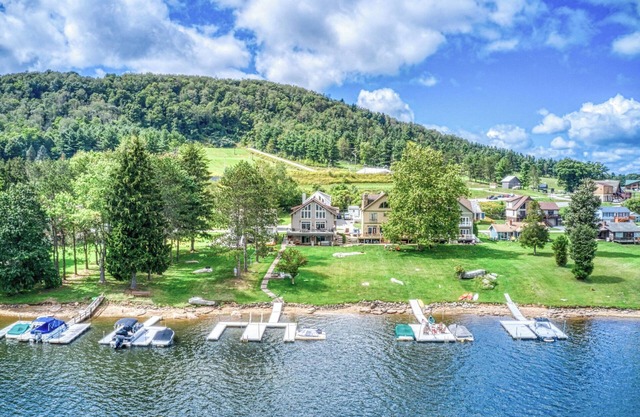 Walking Distance to Wisp. Spacious, 4-bedroom home in the heart of Deep Creek.