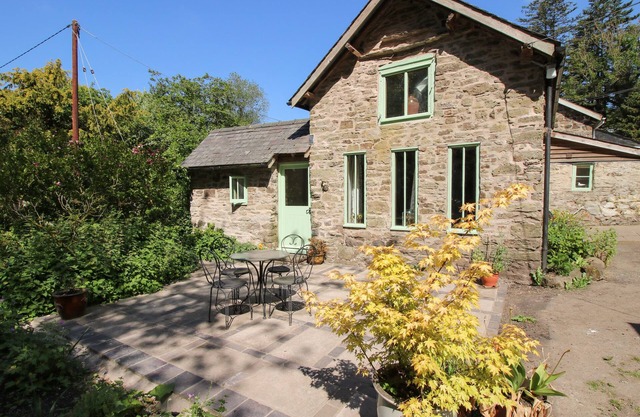 WALKMILL BARN, pet friendly, character holiday cottage in Wentnor