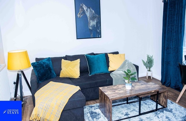Walsall, 3-Beds, Sleeps 8, Groups & Contractors