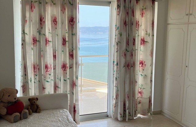 Want to get away with your family/friends/pet/self while staying by the beach?