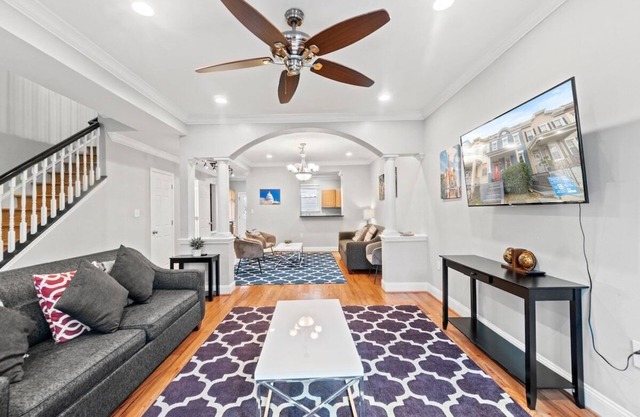 Warder Upper · Spacious DC Rowhouse w/Parking+Metro!