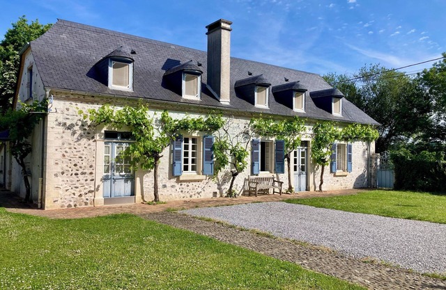 Warm and authentic cottage between Pau and Lourdes for 7 people