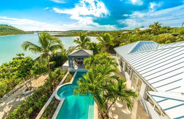 Water front, with amazing elevated views, pool, flamingoes, private and quiet