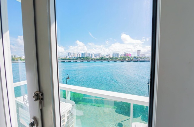 Water Side Studio w/King Bed+Pool