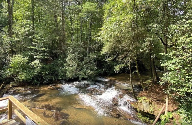 Waterfall Retreat!-Riverfront 2-bedroom/2 Bath-Kitchen-Near Tallulah Gorge