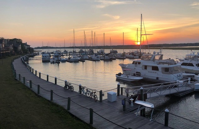 Waterfront 1 bedroom Condo w/Marina Views! Neighborhood Pool! Stunning Sunsets!