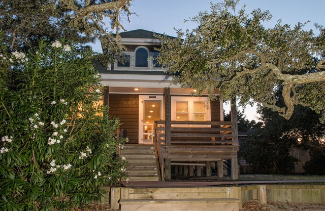 Waterfront 2-Bedroom, 1-Bathroom Cottage with a Hot tub and Waterfront Deck
