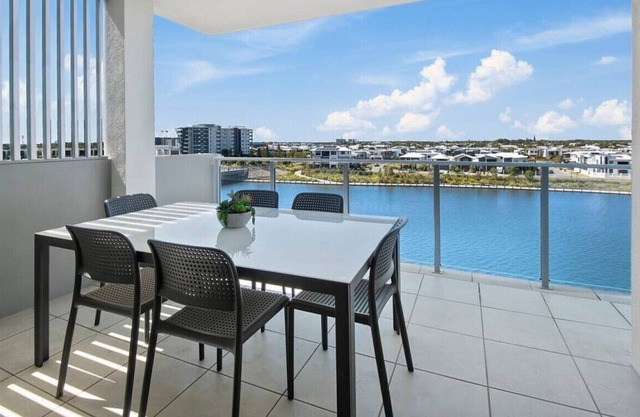 Waterfront 2brm resort style apartment