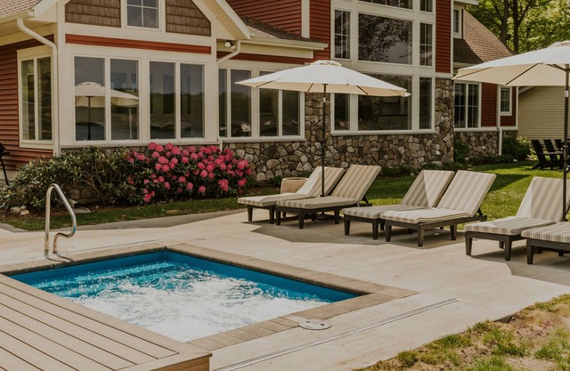 Waterfront 4 bdr Home w/Hot tub, Golf Sim., and Pickle ball!