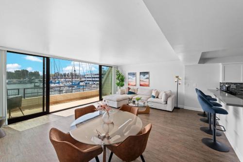 Waterfront Bliss - 2BR with Stunning Marina Views