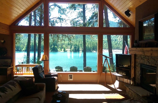 Waterfront Cabin on the beautiful Pend Oreille River.