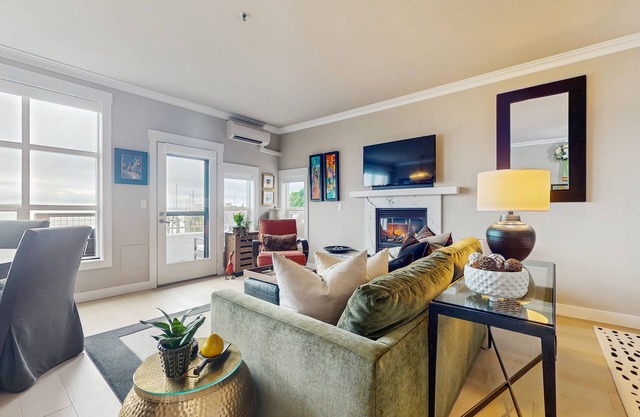 Waterfront Condo with Stunning Ocean & Mountain Views – Steps from the Shore