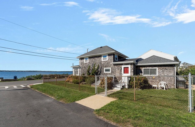 Waterfront Cottage On Mount Hope Bay