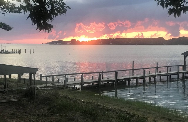 Waterfront cottage on Occohannock Creek w/beautiful Chesapeake Bay sunset views