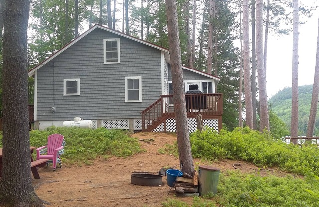 Waterfront cottage on Lake Christopher, screened in porch w/lake views, firepit