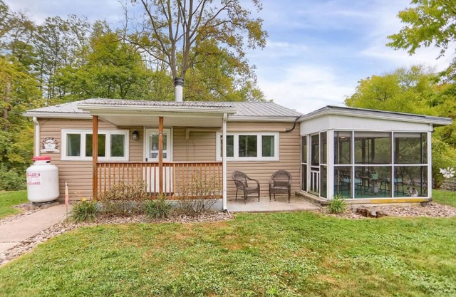 Waterfront cottage with hot tub, & fire pit. Pet friendly.