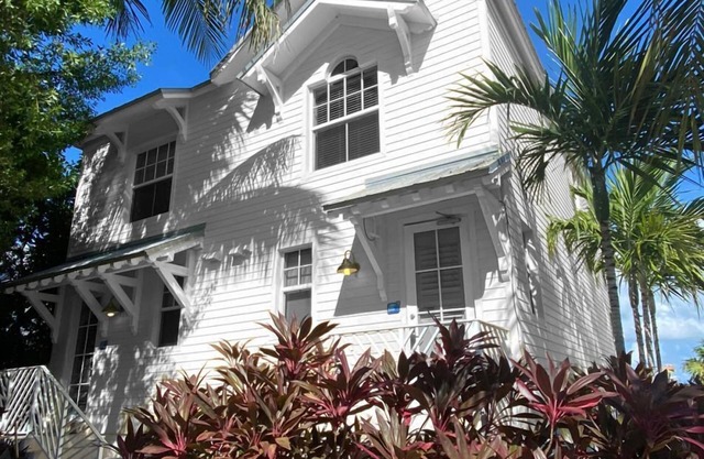 Waterfront Escape: Bayfront Accommodation w/Kitchen, Onsite Pool, Free Parking