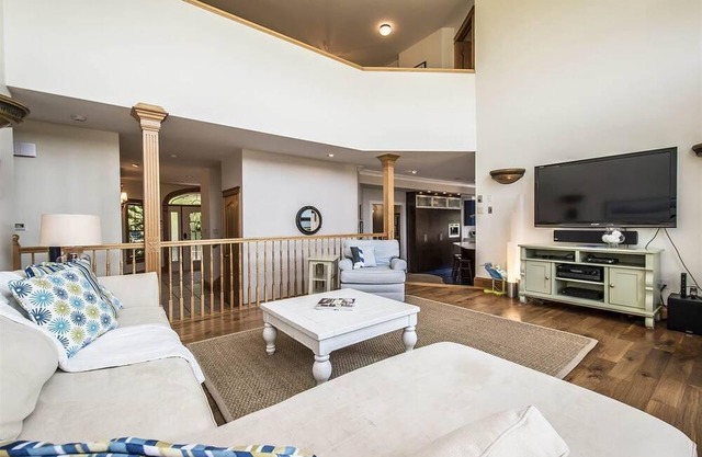 Waterfront Guest Suite in Executive House on McCabe Lake