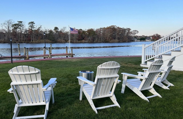 Waterfront home, deck, bbq, fire pit, boats, hot tub, and more!