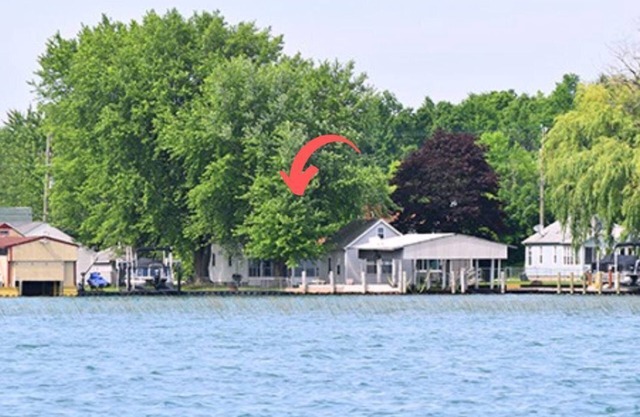 Waterfront Lake St Clair 2 covered boat wells with 2 Boat lifts, firepit,
