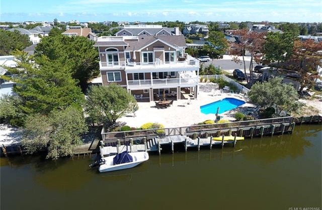 Waterfront luxury beach house, short walk to the beach. The perfect resort! 2025