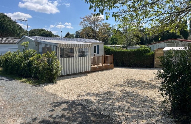 Waterfront mobile home Port des Barques 17 (in residential park)