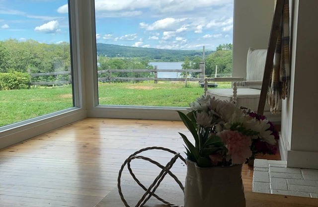 Waterfront - modern farmhouse on historical lake front property. Farm Experience