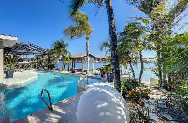 Waterfront Oasis - King Beds 10min Walk to Beach