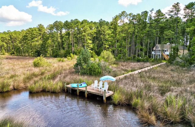 Waterfront. Private Dock for Boat. Pet-friendly. 10 mins to Downtown Oriental.