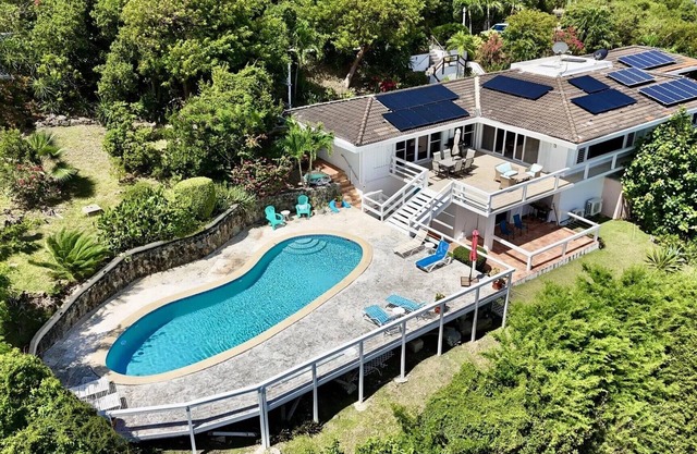 Waterfront,Private pool,Breathtaking Views,Great Location. Enjoy paradise!