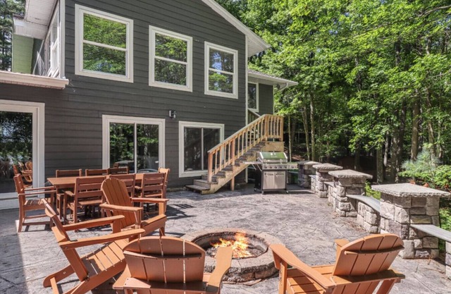 Waterfront! Private dock! Water toys! Sleeps 21!