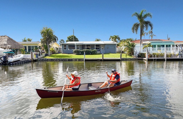 Waterfront Retreat Near FLL/Hollywood/Dania - 2BR w/BBQ, Kayaks & Beach Access