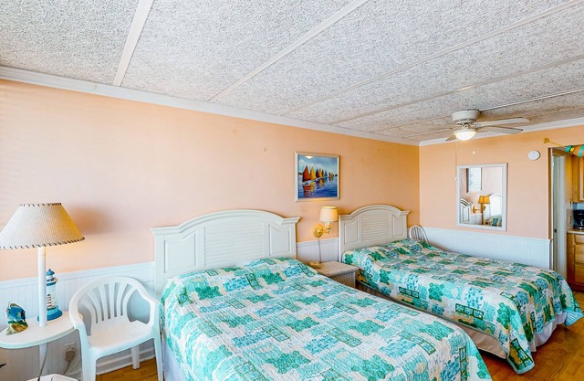 Waterfront suite with pool, beach access, Wifi & balcony