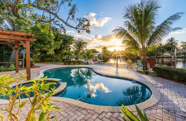 Waterfront Villa: Heated Pool, Dock, Kayaks
