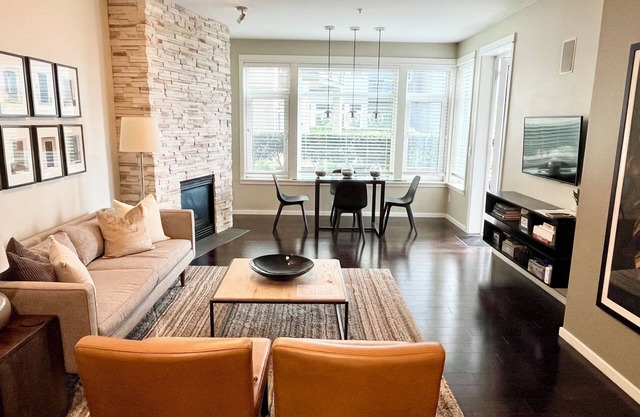 Waterfront Wonderful: 2bed Apt close to Pike Place Mkt and Cruise Terminals