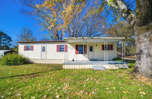 Waterloo Home: Walk to Pickwick Lake Fishing Pier!