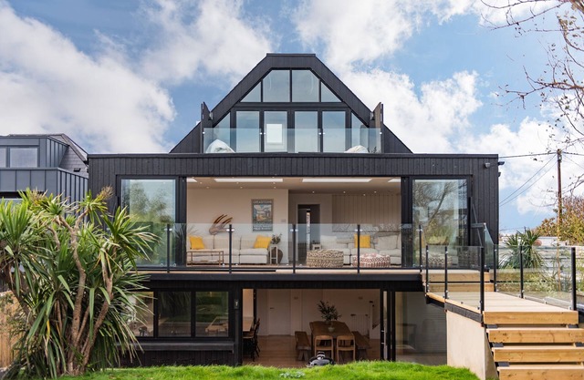 Waters Edge - a holiday let by Bloom Stays that sleeps 15 guests in 6 bedrooms