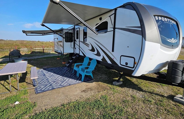 Waterside RV – Sport Trek Bumper Pull - Sleeps 4