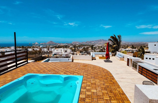 Waterview private home with pool & rooftop hot tub. 5 minutes to beach & DT Cabo